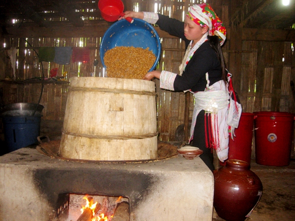 Nấu rượu thóc thủ công tại xã Nàng Đôn, huyện Hoàng Su Phì