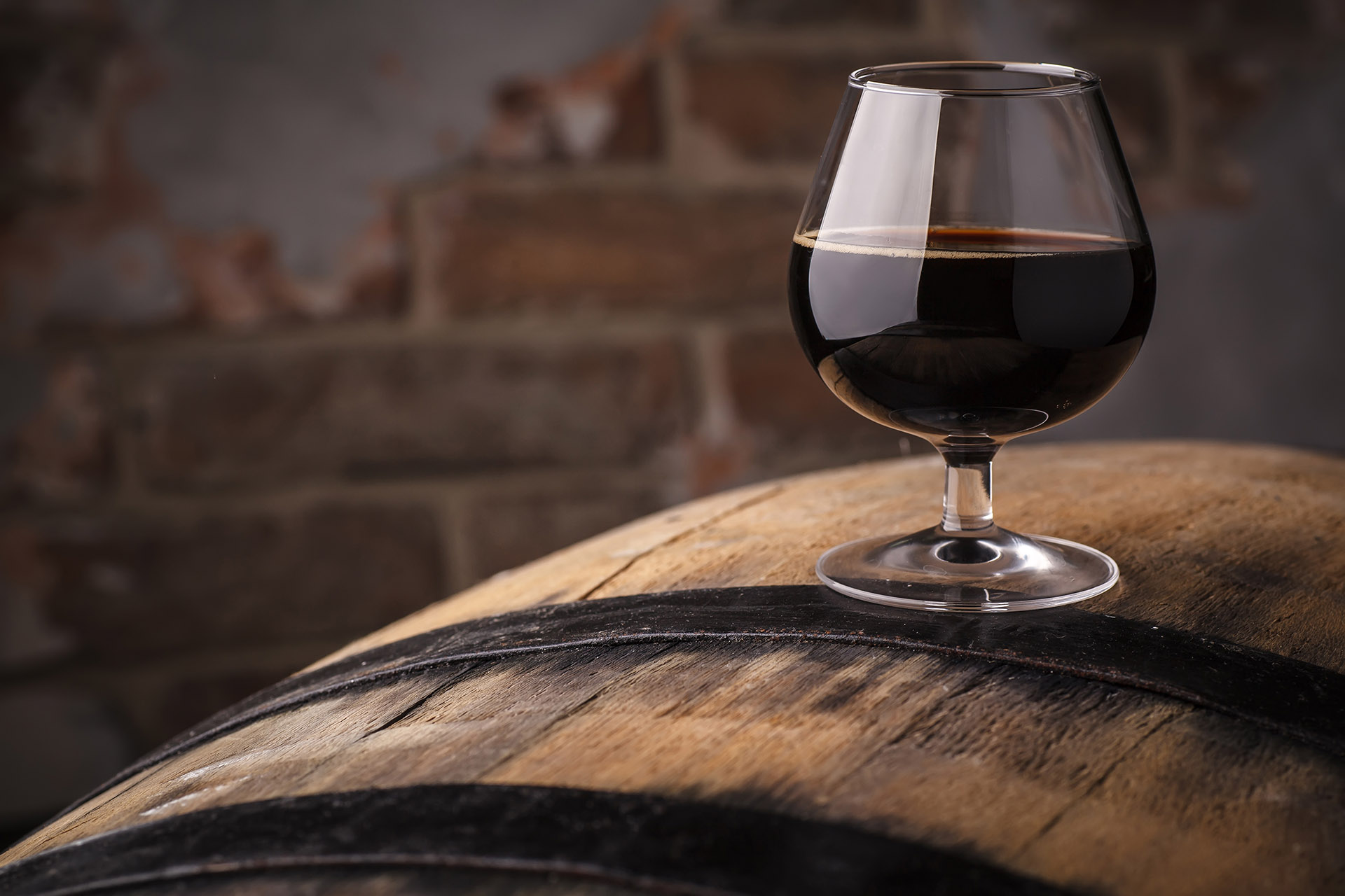Rượu vang được ủ bằng thùng gỗ sồi làm rượu mềm, thơm và ngon hơn